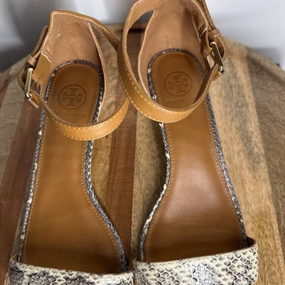 Tory Burch Snakeskin Savannah Wedge Sandal Ankle Strap‎ Sz. 9 Gold Logo Hardware - Picture 13 of 15